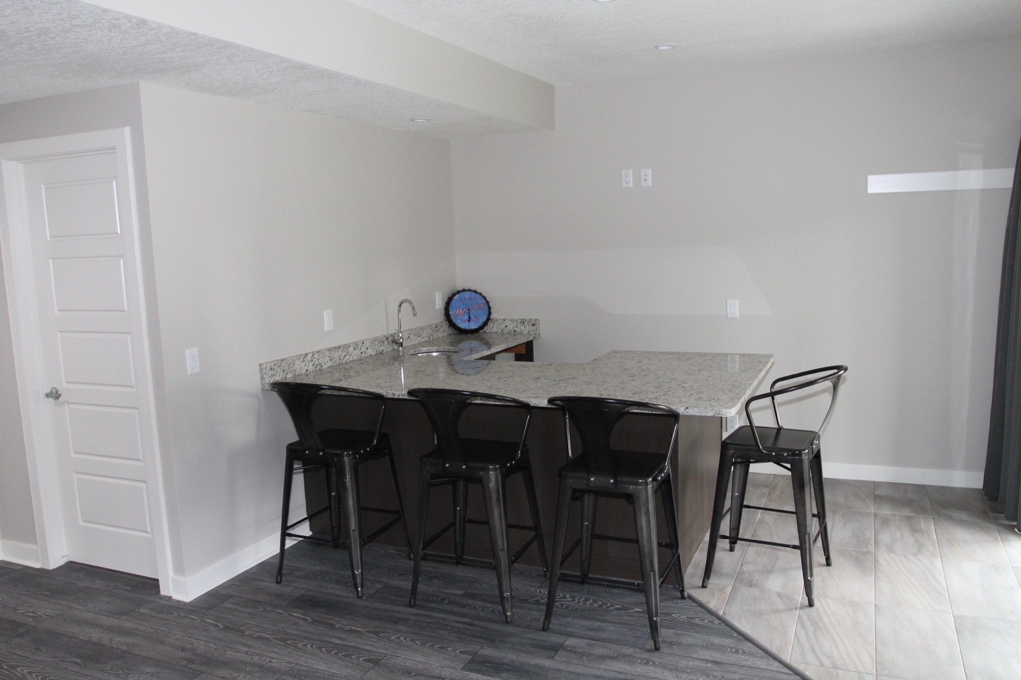 Basement lounge with wet bar